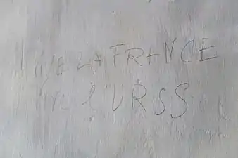 Inscription sur un mur : « Vive la France, Vive l'URSS ».