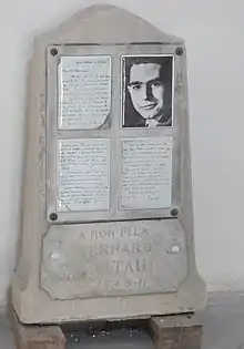 Monument et plaque en hommage à Bernard Courtault, fusillé en 1943.