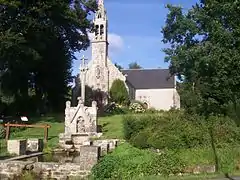 L'enclos paroissial avec le calvaire et la fontaine.