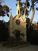 La chapelle du Plantier au milieu des pins, photo sombre.