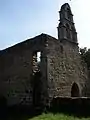 La chapelle du Fraisse surmontée de trois clocheton.