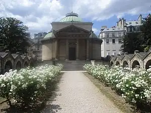 Sur les côtés, pierres tombales en souvenir des gardes suisses.