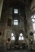 Chapelle nord, avec les vestiges des chambres des moines chargés de la surveillance de la statue et les deux fenêtres à meneaux vues de l'intérieur de l'édifice