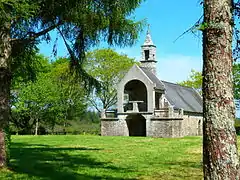 Photographie en couleurs de l'avant d'une chapelle.