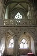 Chapelle sud, avec le chartrier dans la partie supérieure qui possède une balustrade. La partie inférieure comporte deux arcs brisés