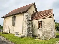 Chapelle votive, dans le cimetière.