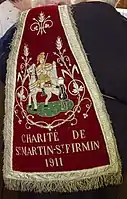 Un « chaperon », emblème distinctif du chariton