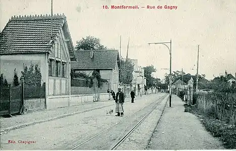 La voie pouvait être noyée dans la chaussée, comme ici à Montfermeil, rue de Gagny, dont on voit les premiers pavillons, sans doute induits par la desserte du tramway...