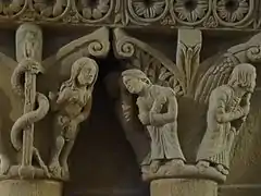 Photographie en couleurs de sculptures en pierre dans une église.