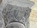 Blason sur un des chapiteaux en pierre de Volvic sculpté pour la restauration du bas-côté sud de l'église.