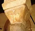 Chapiteau byzantin du portique oriental. Il est en forme de tronc de pyramide renversé à faces trapézoïdales, dont l'une portant une croix grecque.