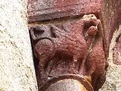 Chapiteau sculpté d'une baie du chevet.