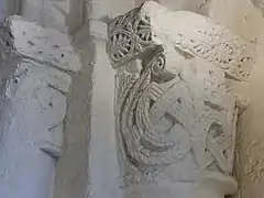 Chapiteaux de plus petites dimensions que les autres, encastrés dans le mur droit de la porte d'entrée de la nef (côté sud).