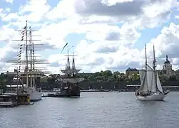 Trois voiliers classiques sur Saltsjön, de gauche à droite : le Chapman, le Ostindiefararen Götheborg et le Falken, juin 2010