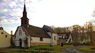 La chapelle Notre-Dame-des-Vertus et le parc de pèlerinage.