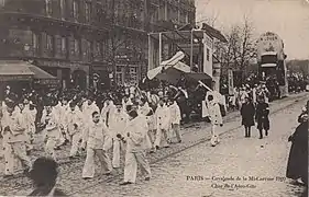Pierrots précédant le char de l'Aéro-Gîte, mi-Carême 1909.
