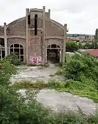 La dalle de l'autre puits devant le bâtiment de la machine d'extraction.