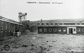 La tour du puits Belle-Fleur, le terril et les logements de mineurs.