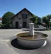 Fontaine et mairie.