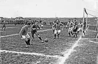 Match de football entre le Cercle athlétique de Paris et le Servette de Genève au stade Charentonneau le 19 mars 1911.