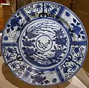 Plat, décor bleu sous couverte et marque de la Dutch East India Company (VOC, Vereenigde Oostindische Compagnie), Arita, 1660-1680 (Peabody Essex Museum).