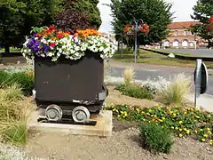 Wagonnet (barrou) fleuri à la Place du Sana Montigny-en-Ostrevent (Nord-Pas-de-Calais).