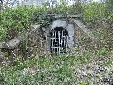 Entrée d'un souterrain datant de la forteresse hollandaise. Charleroi, rue du Mambourg, à proximité de l'ancienne piscine de la Broucheterre.