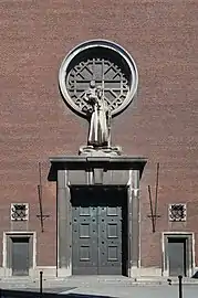 Porte d'entrée de la nouvelle église (rue Vauban). Sculpture d'Oscar Jespers.