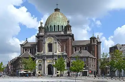 Église Saint-Christophe vue de la place Charles II.