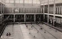 Carte postale d'une piscine avec des nageurs et des personnes sur le bord du bassin