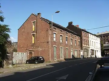 Immeuble daté de 1863. Un des plus anciens subsistant du quartier.