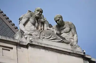 L'administration, groupe sculpté sur la corniche de l'hôtel de ville de Charleroi.