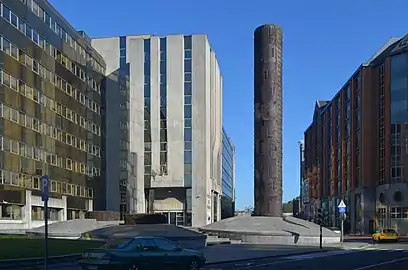 Colonne Martin Ankh - œuvre monumentale à la ville basse de Charleroi.