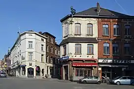 Tavernes « Le Bacchus », « Les Templiers » et « Au Beffroi ».