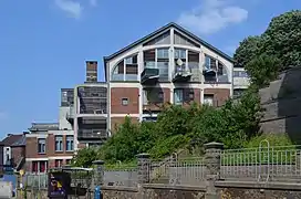 photo avec le pignon triangulaire d'un bâtiment