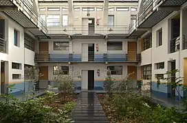 photo de l'intérieur d'un bâtiment de plusieurs étages avec un un jardin