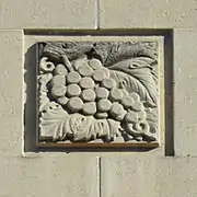 Détail du bas-relief du troisième étage.