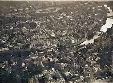 Vue aérienne de la Ville Basse et la place en 1919.