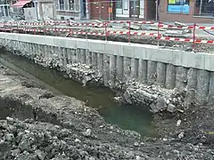 Vestige des piles du pont enjambant le fossé.