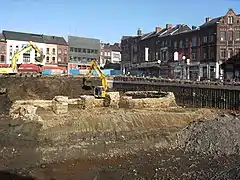 Vue depuis l'est : mur de courtine avec des contreforts qui s'appuyait sur une levée de terre vers l'intérieur de la ville.