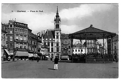 La place entre 1911 et 1918, vue vers le nord-est avec le kiosque.