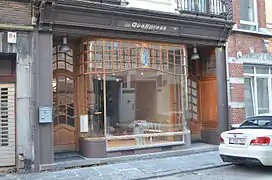 2006 : une vitrine de magasin et ses vitraux situés rue Charles Dupret, 30 à Charleroi.