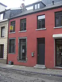 Rue de Gardes 6. Maison frappée d’une servitude militaire a deux portes, l’une donnait accès à un escalier conduisant directement à l’étage où se trouvait la chambre destinée à un militaire.