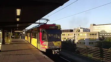 Tramway du TEC sur un site propre (site propre intégral) à la station Villette du métro léger de Charleroi.