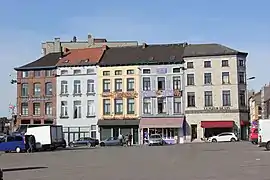 Immeubles côté nord avec la taverne « Le Jacques Bertrand » à gauche.