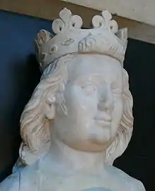 Tête d'une staue de roi en marbre.