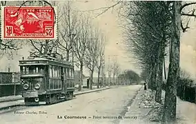 La Courneuve était desservie, dans les années 1920, par des lignes de l'ancien tramway parisien, bien avant la création de la ligne T1, en 1992.