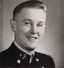 Portrait en noir et blanc de Charles Duke en uniforme de l'Académie navale d'Annapolis.