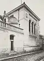 Photographie du bâtiment du XIXe siècle de la bibliothèque de l'Ecole de droit de Paris, situé au niveau de l'actuel numéro 3 rue Cujas, intégrée au site de la Faculté de droit dont l'entrée se trouve sur la place actuelle du Panthéon. Date de prise de vue comprise entre 1877 et 1880. Ce bâtiment a disparu.