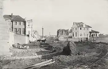 Le percement du boulevard Henri-IV avec (à droite) des vestiges du couvent. Photographie attribuée à Charles Marville.